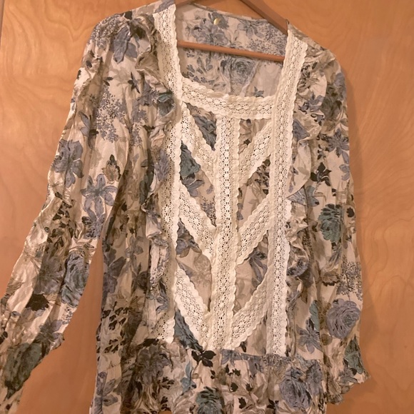 Floral Mountain Mama Size Small Top - Picture 1 of 8